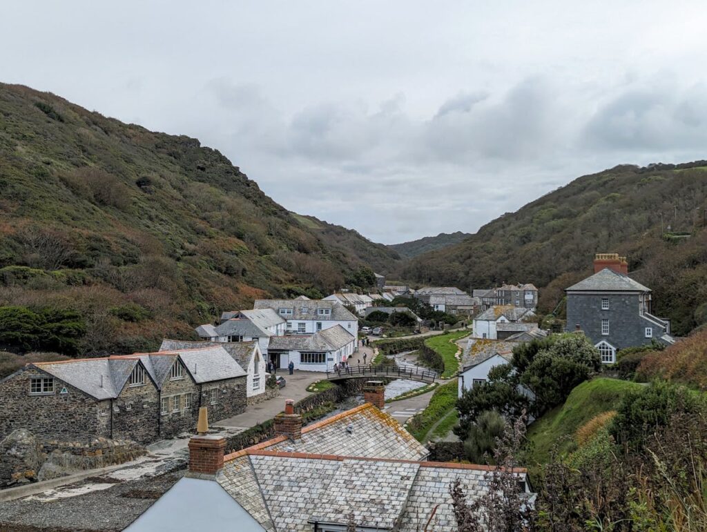 A photo of a small town of Boscastle, England, on an overcast day